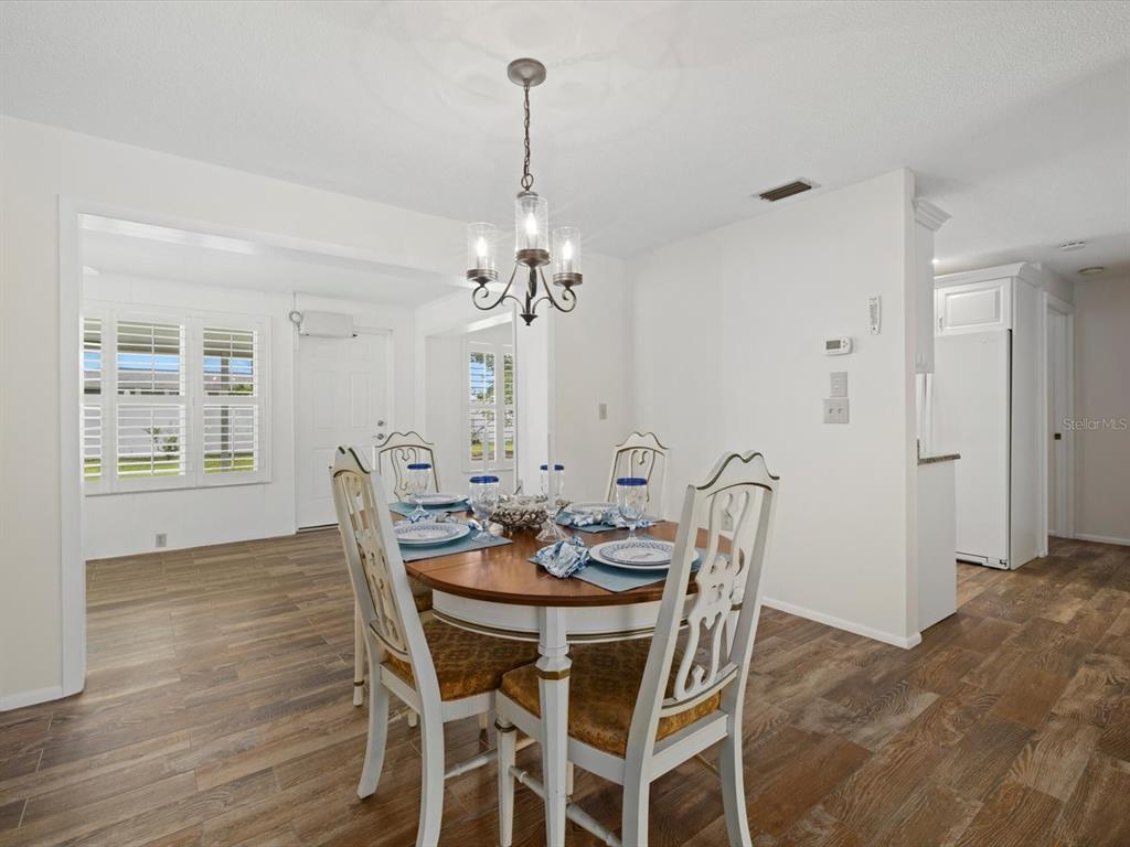 504 Center Road Venice, FL 34285 - Photo 11 of 35 Dining room