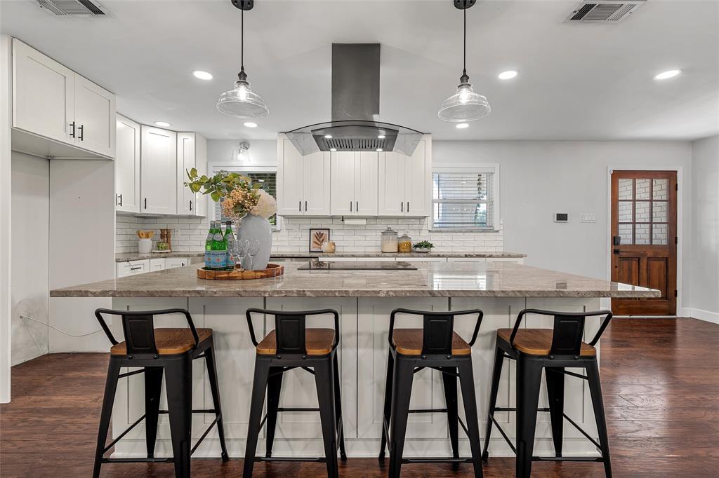 212 North Old Temple Road Hewitt, TX 76643 - Photo 9 of 40 eat in kitchen, large island, open layout;