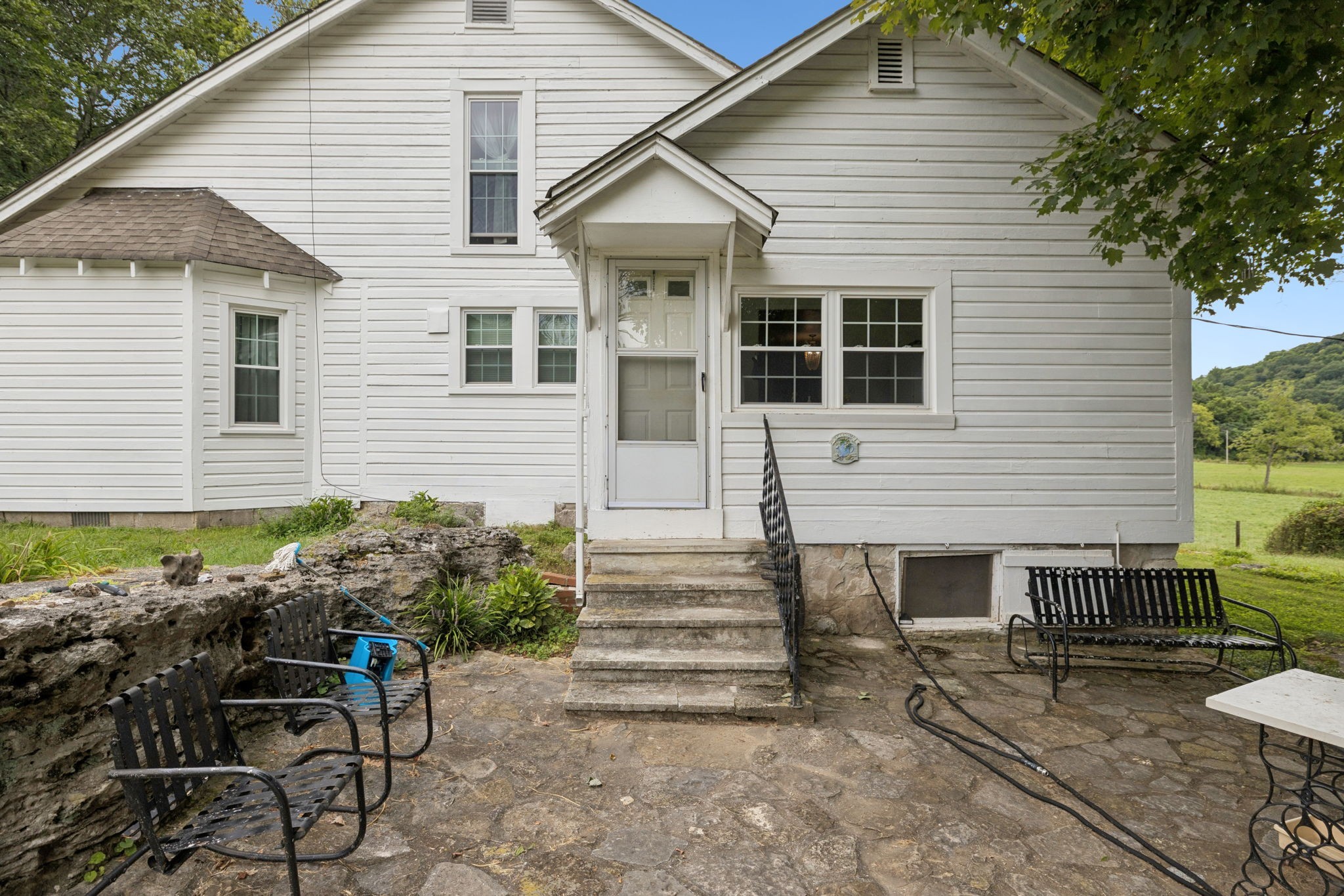 5 Crooked Hill Road Pulaski, TN 38478 - Photo 5 of 100 a front view of a house with garden