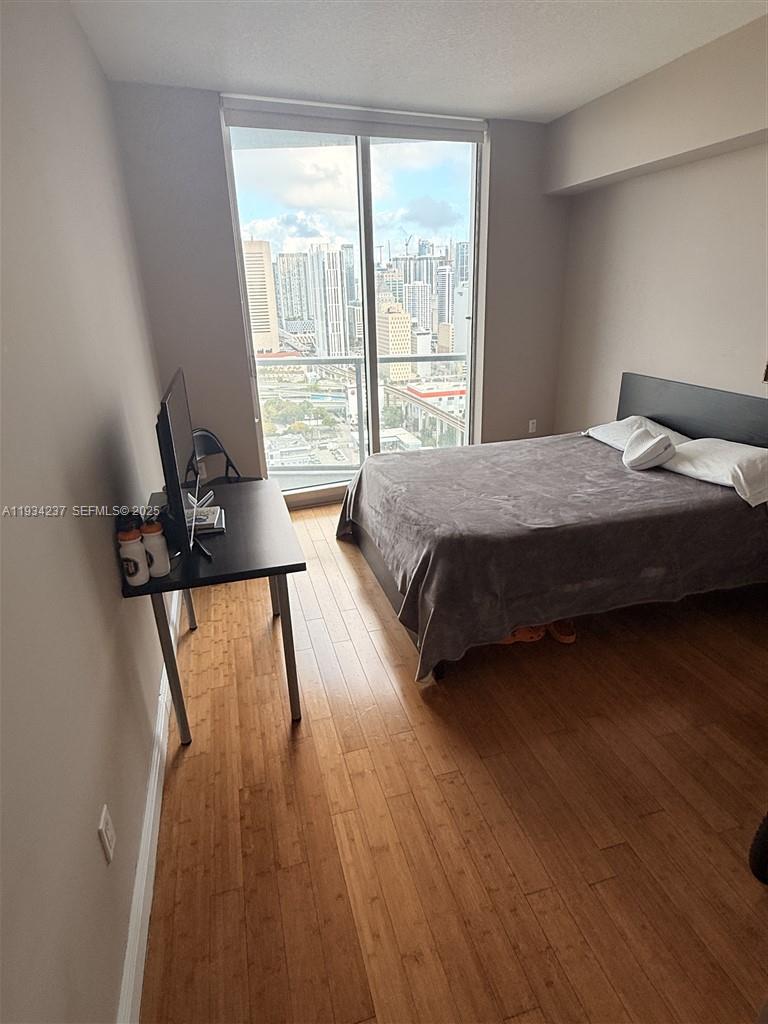 185 Southwest 7th Street, Unit 3109 Miami, FL 33130 - Photo 9 of 25 a bedroom with a bed and a window