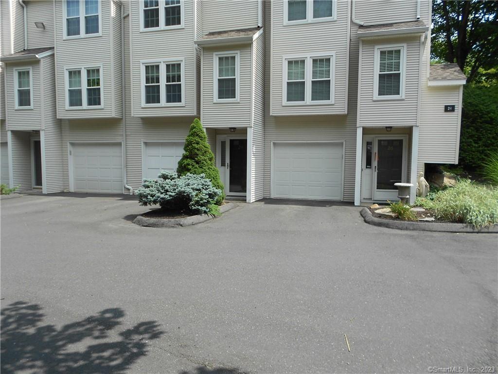 Well kept complex with plenty of parking.