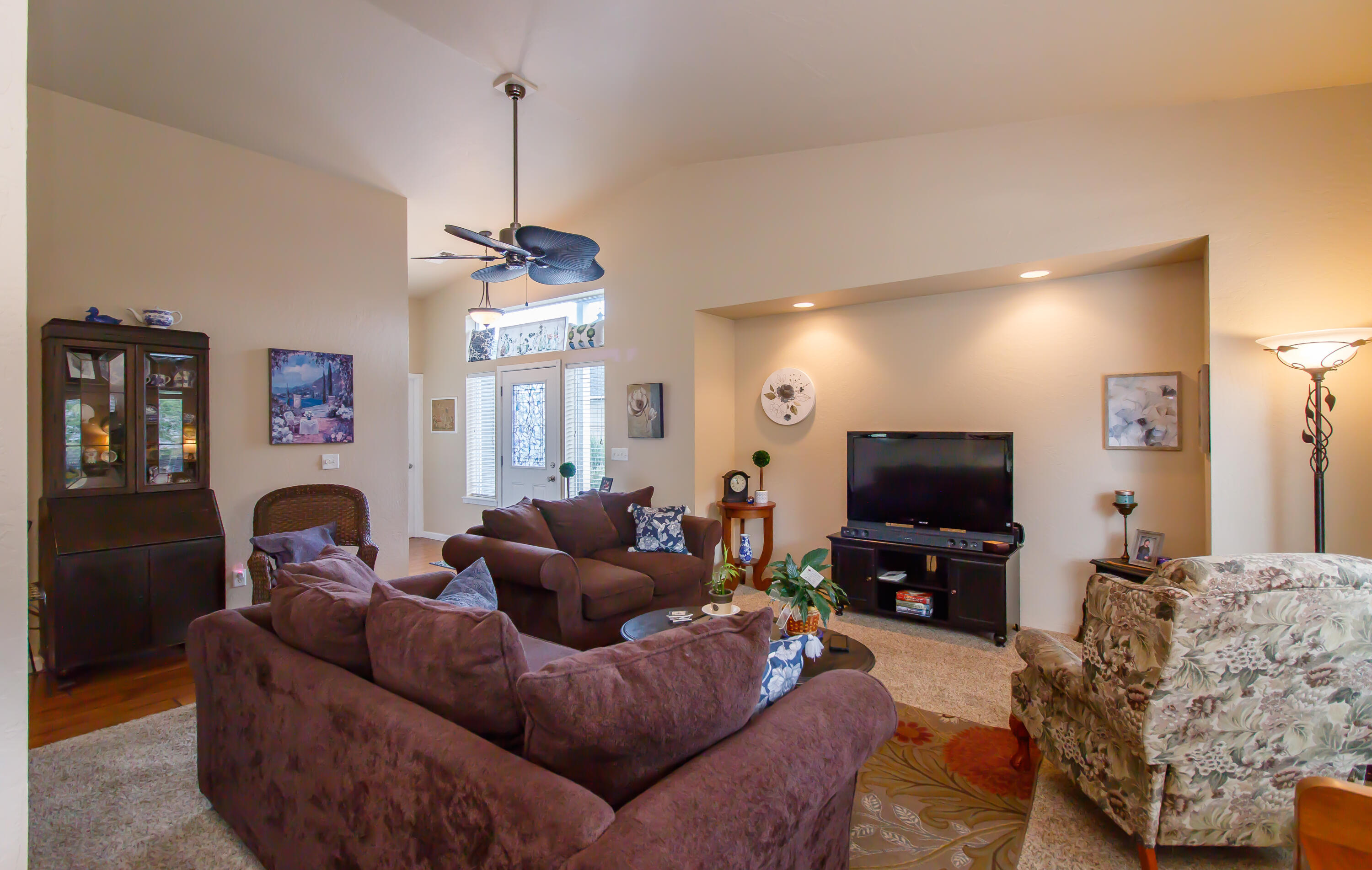 304 Live Oak Loop Central Point, OR 97502 - Photo 5 of 21 Living2