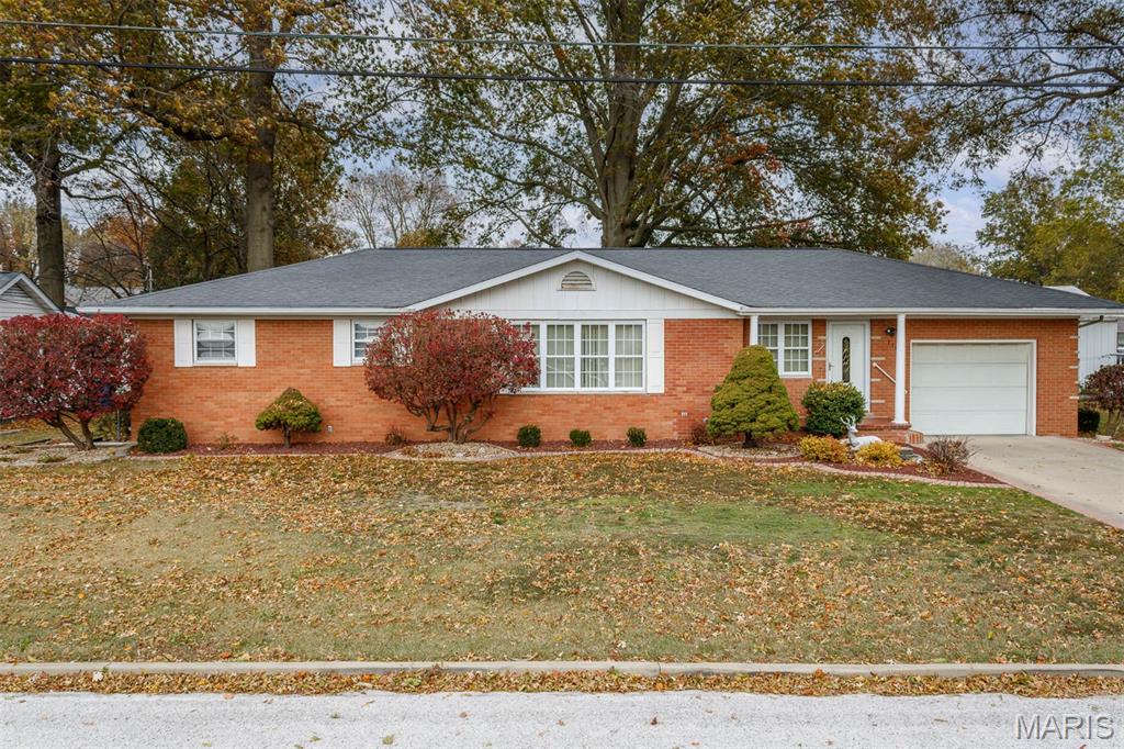 1103 Walnut Street Germantown, IL 62245 - Photo 1 of 42