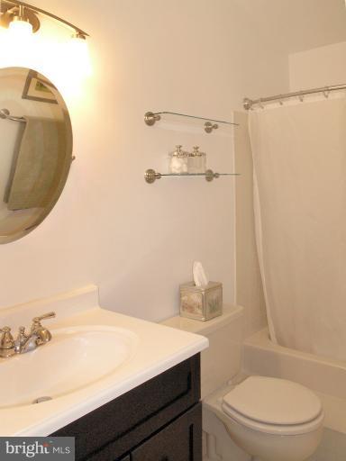 1600 Oak Spring Way Reston, VA 20190 - Photo 20 of 30 Bath (Master)