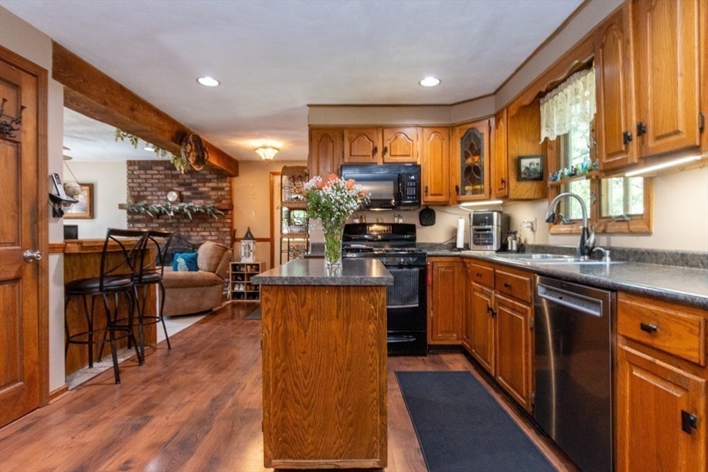 12 Ridgeway Avenue Billerica, MA 01821 - Photo 3 of 39 Gallery Image 3