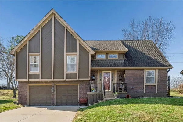 $419,900 | 3711 Northeast Beechwood Drive, Lee's Summit, MO 64064