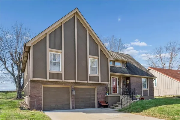 $419,900 | 3711 Northeast Beechwood Drive, Lee's Summit, MO 64064