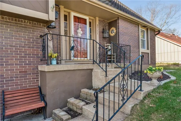 $419,900 | 3711 Northeast Beechwood Drive, Lee's Summit, MO 64064