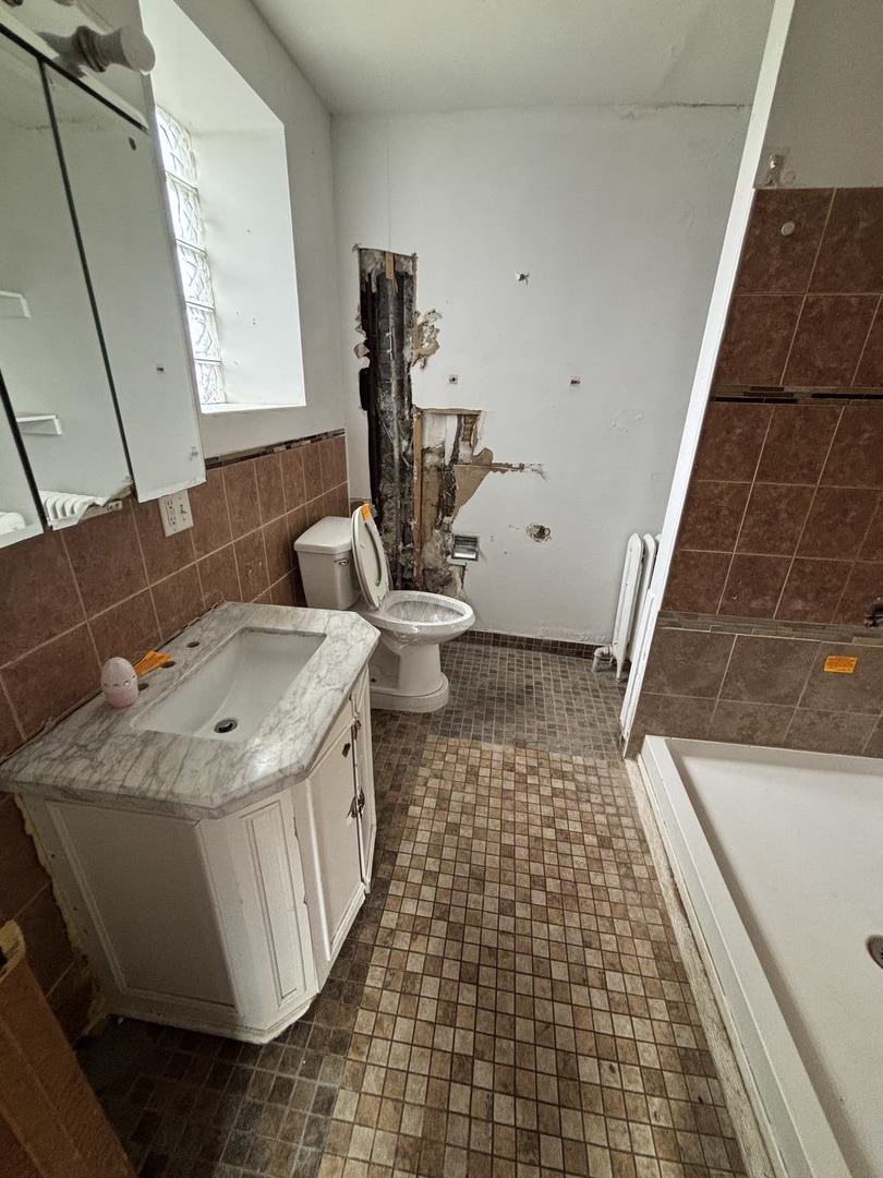 3316 West Maypole Avenue Chicago, IL 60624 - Photo 25 of 40 a bathroom with a sink and a mirror