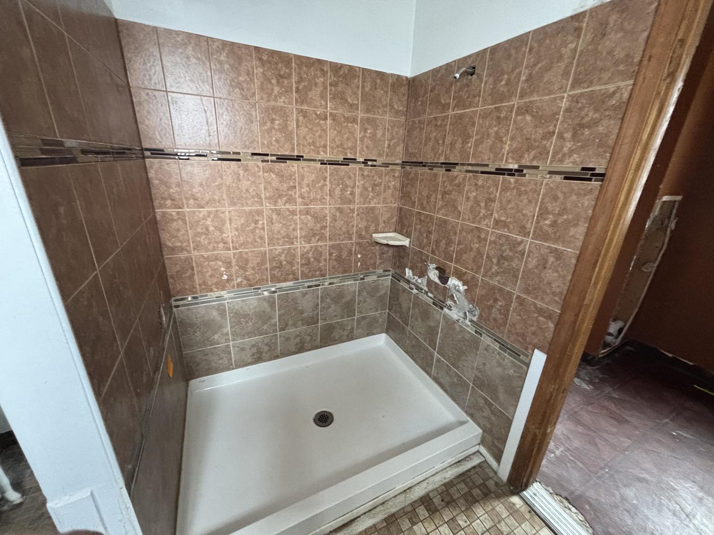 3316 West Maypole Avenue Chicago, IL 60624 - Photo 27 of 40 a bathroom with a tub