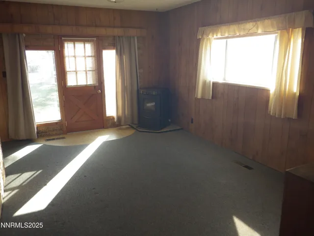 a view of empty room with window