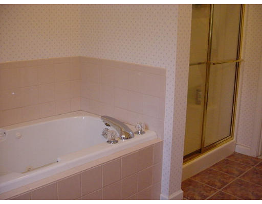 140 O'Malley Road Marlborough, MA 01752 - Photo 18 of 19 a bathroom with a bathtub