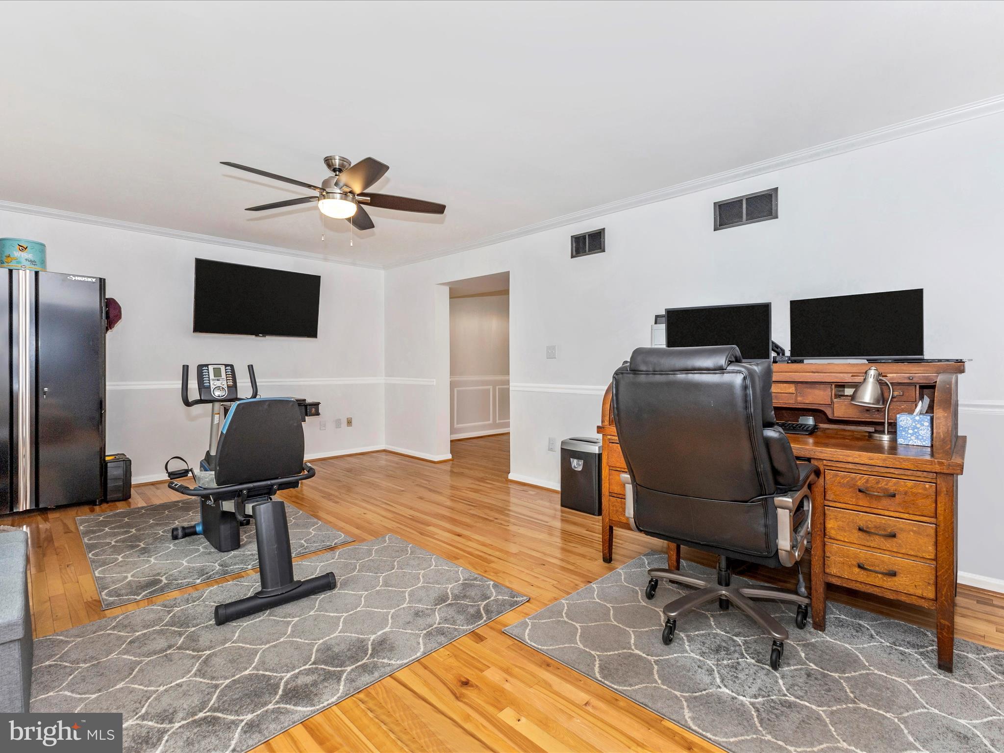4024 Roop Road New Windsor, MD 21776 - Photo 18 of 49 Living Room