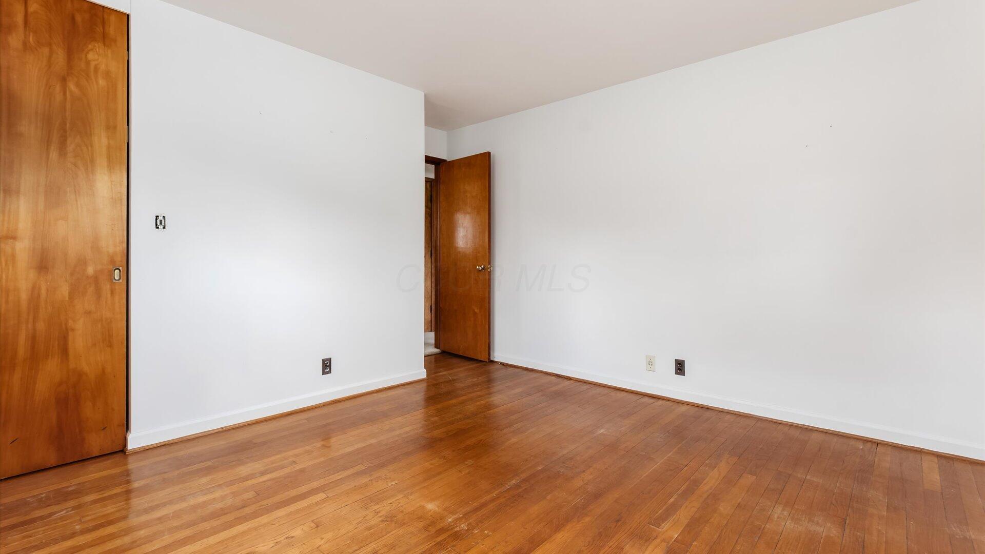 3250 Dale Road Zanesville, OH 43701 - Photo 20 of 27 Beautiful hardwood floors