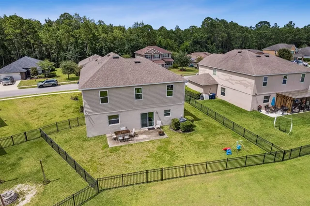 a view of a house with backyard and garden