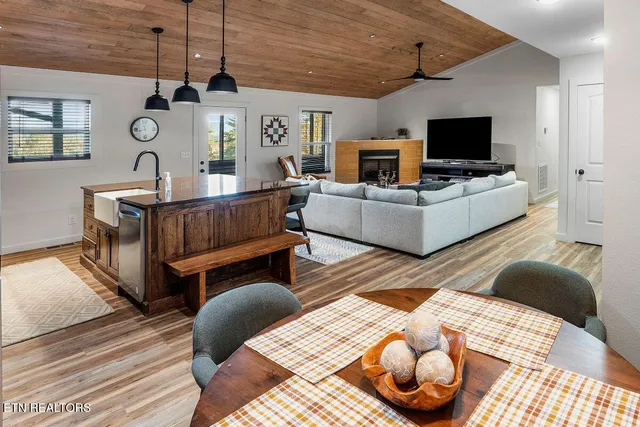 $799,999 | 2322-2324 Ridge Road, Robbins, TN 37852