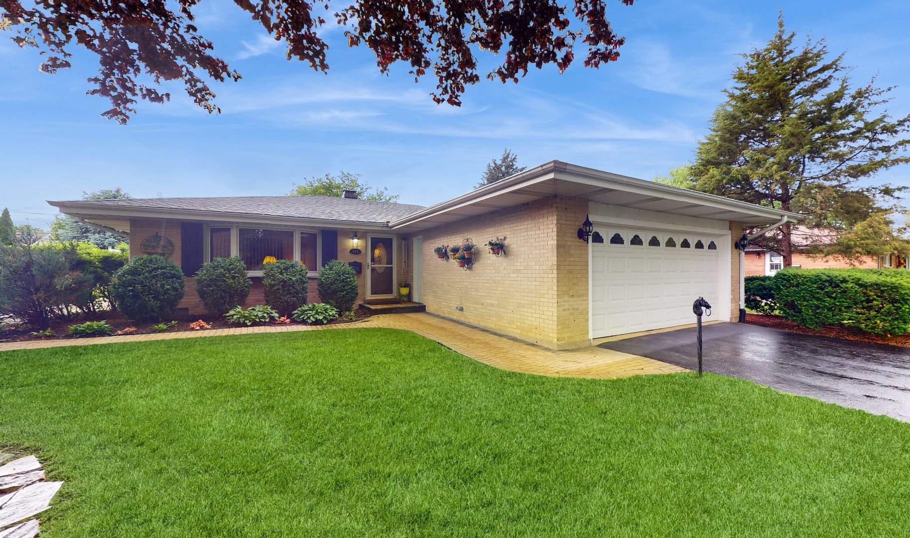 212 North Stratton Lane Mount Prospect, IL 60056 - Photo 1 of 26 Gallery Image 1