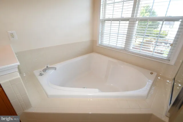 $2,995 | 24600 Siltstone Square, Aldie, VA 20105