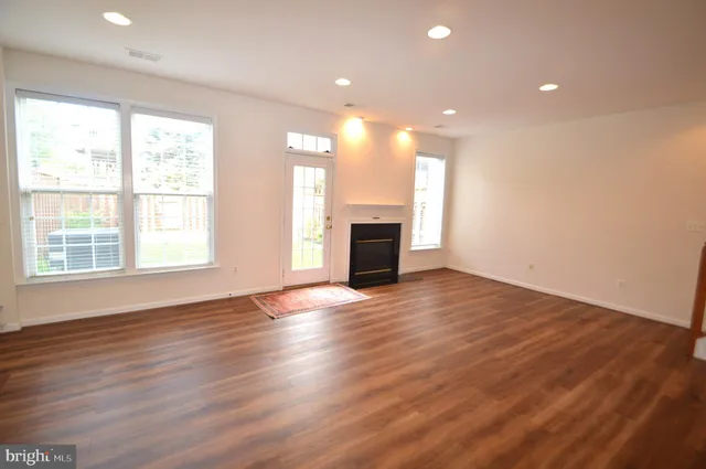 $2,995 | 24600 Siltstone Square, Aldie, VA 20105