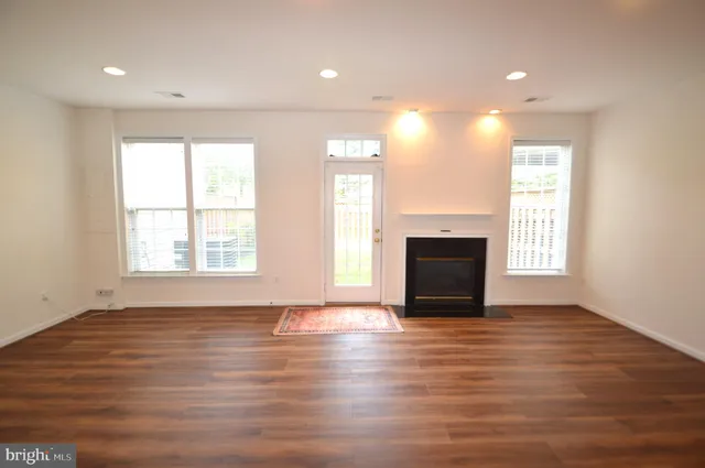 $2,995 | 24600 Siltstone Square, Aldie, VA 20105