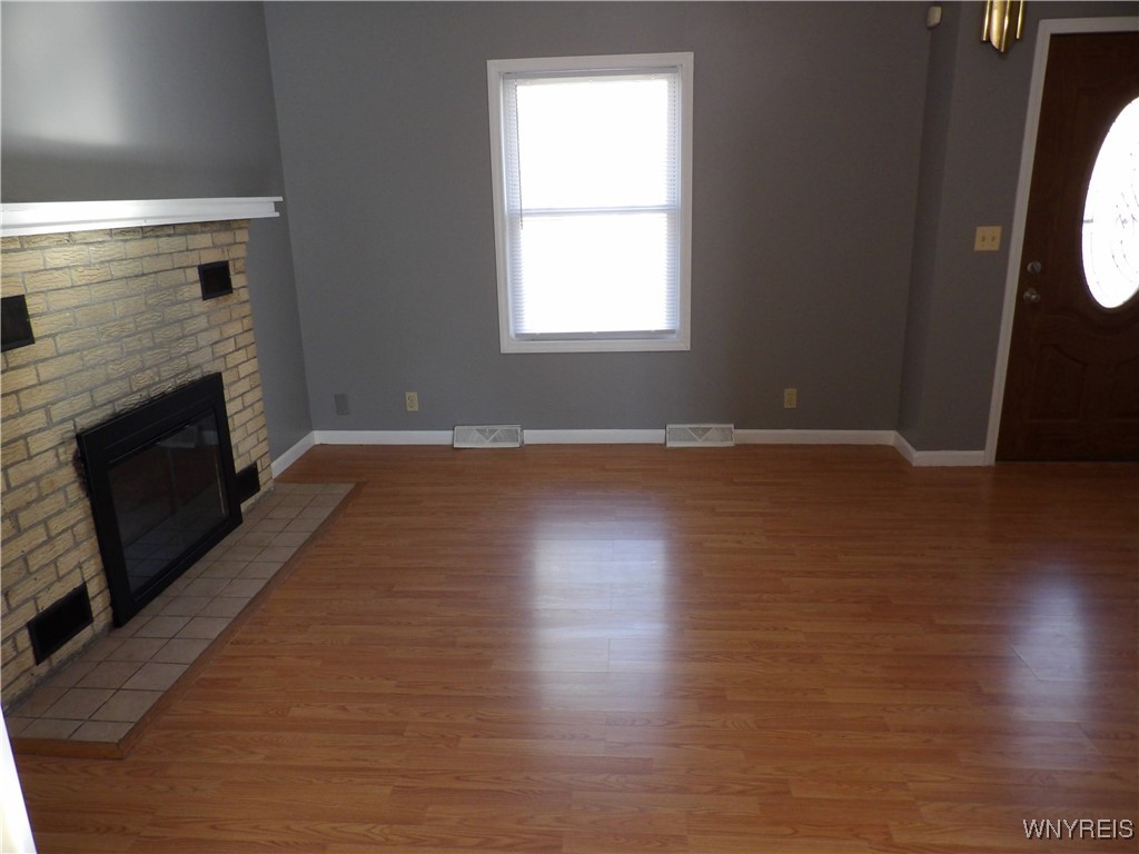10332 Transit Road Amherst, NY 14051 - Photo 11 of 40 Living Room