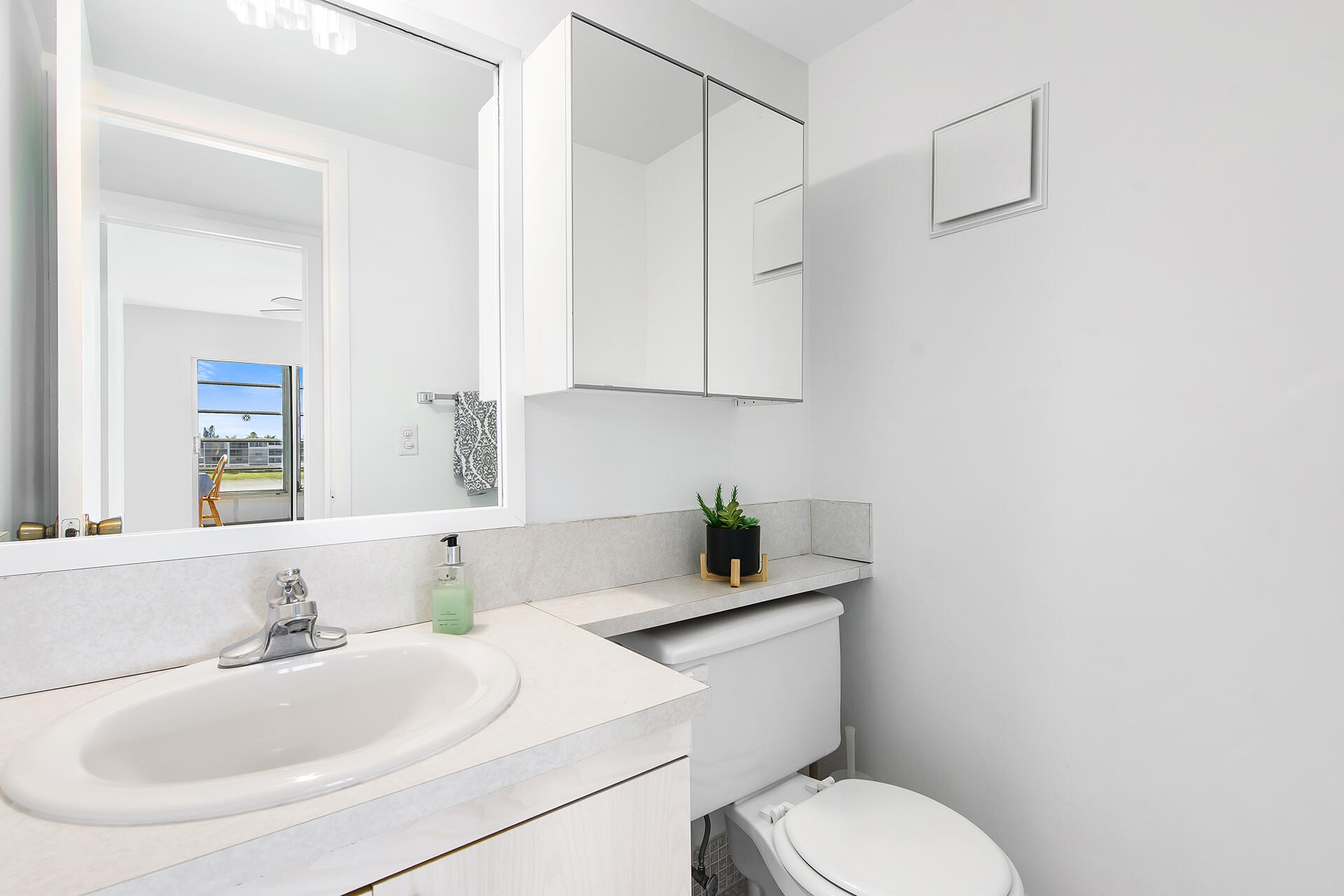4087 Exeter, Unit 4087 Boca Raton, FL 33434 - Photo 6 of 15 Half Bath