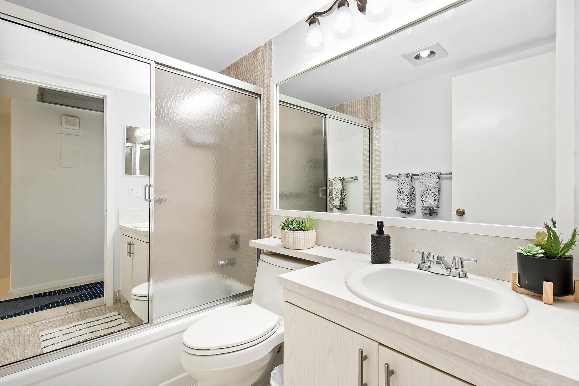 4087 Exeter, Unit 4087 Boca Raton, FL 33434 - Photo 7 of 15 Bathroom