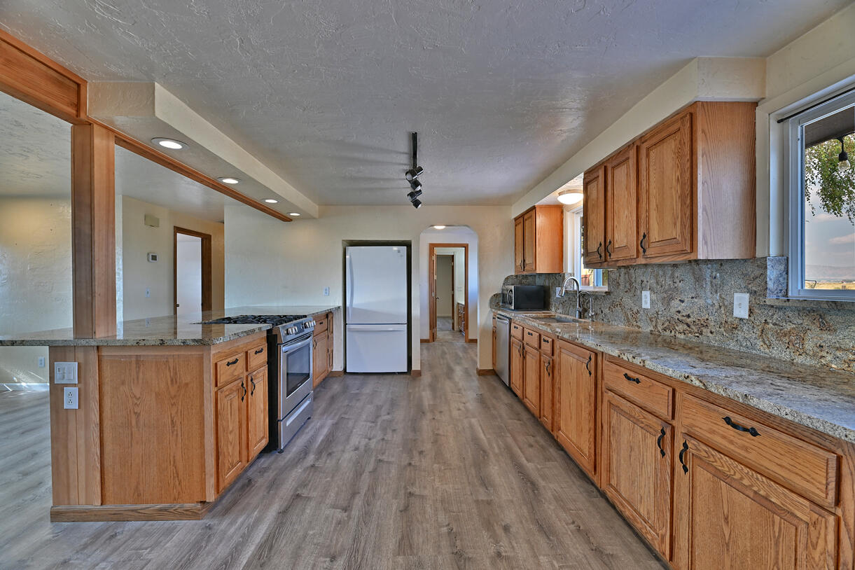 9151 Springlake Road Klamath Falls, OR 97603 - Photo 8 of 32 DSC_7262