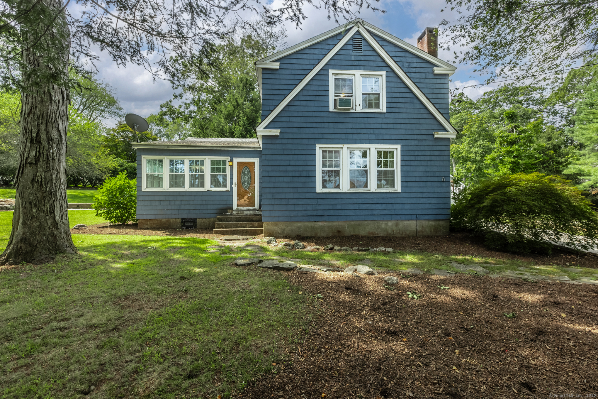 a view of a house with a yard