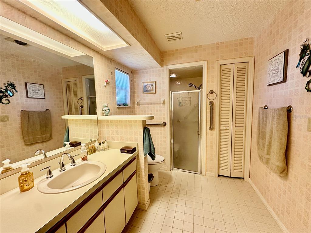 262 Santa Rosa Drive Winter Haven, FL 33884 - Photo 22 of 40 a bathroom with a tub sink and mirror