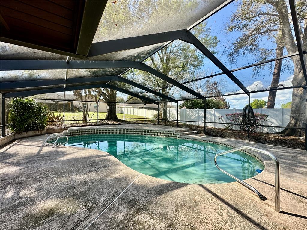 262 Santa Rosa Drive Winter Haven, FL 33884 - Photo 35 of 40 a swimming pool with a yard