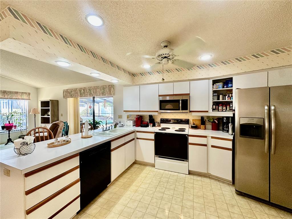 262 Santa Rosa Drive Winter Haven, FL 33884 - Photo 8 of 40 a large kitchen with cabinets