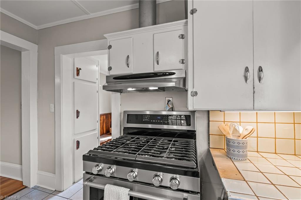 3875 New Walkertown Road Winston-Salem, NC 27105 - Photo 16 of 47 Gas Stove