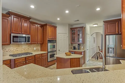$750,000 | 11 East French Oaks Circle, The Woodlands, TX 77382
