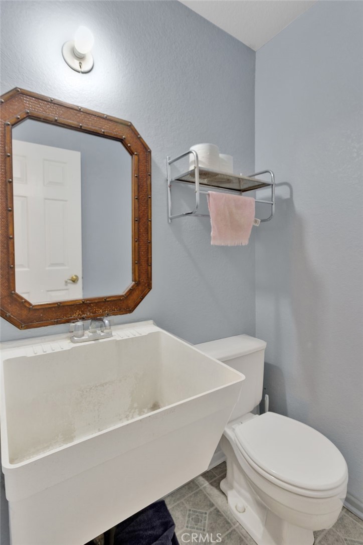 9224 Beekley Road Phelan, CA 92371 - Photo 30 of 52 a bathroom with a toilet and a bathtub