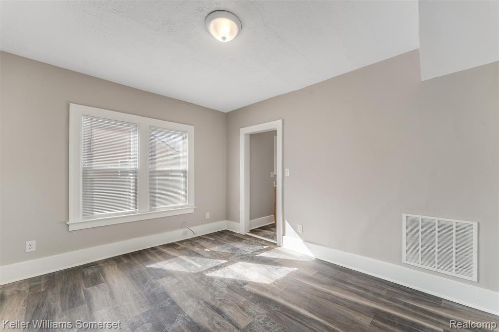 22065 Linwood Eastpointe, MI 48021 - Photo 5 of 27