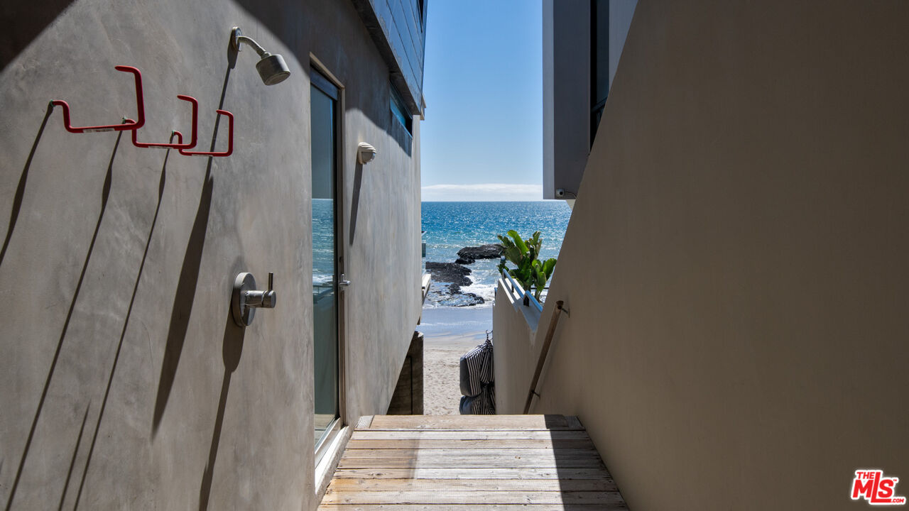 25250 Malibu Road Malibu, CA 90265 - Photo 60 of 66 a view of a hallway