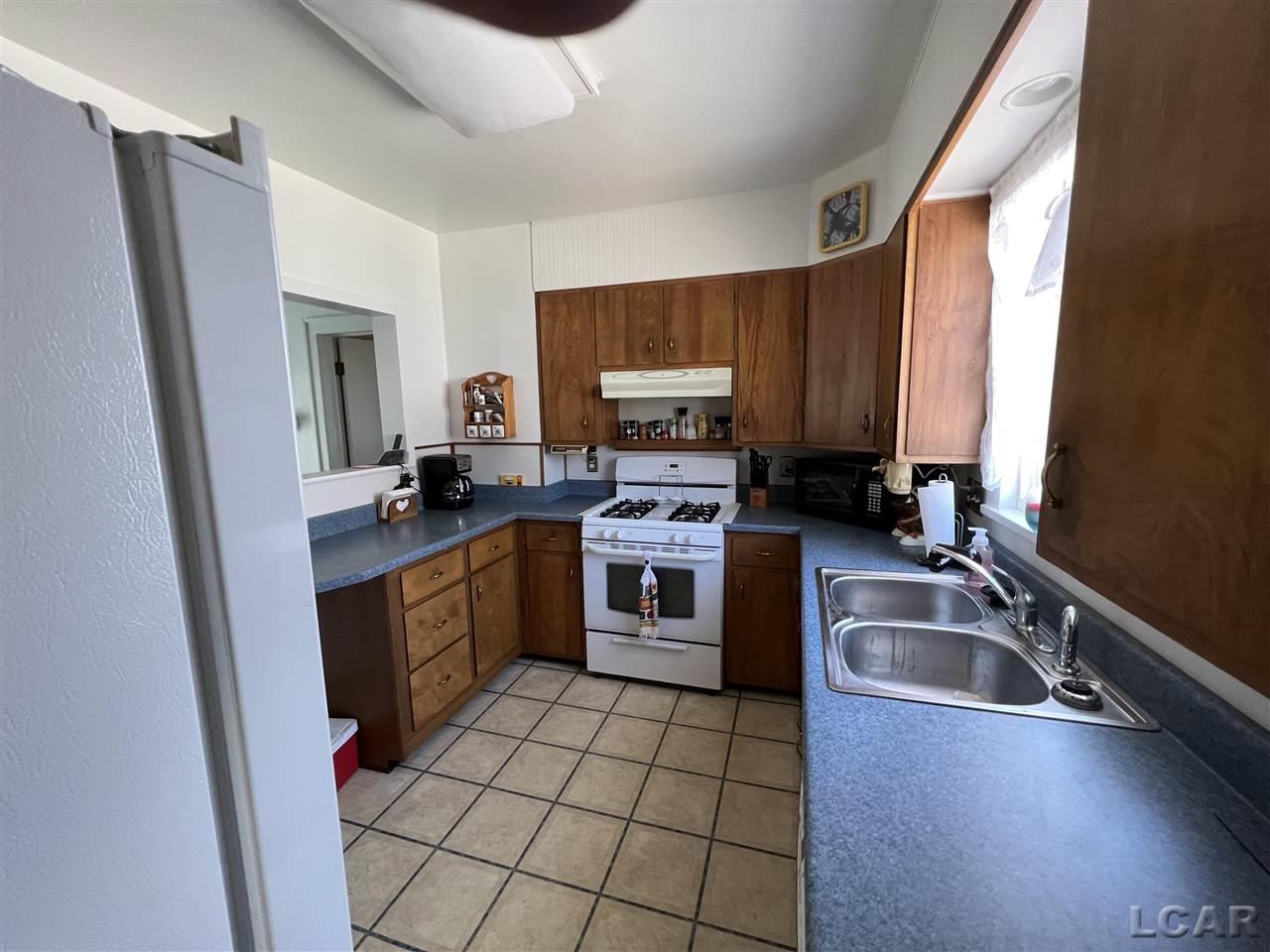 1032 Chestnut Street Adrian, MI 49221 - Photo 7 of 18 50070349-6.JPG