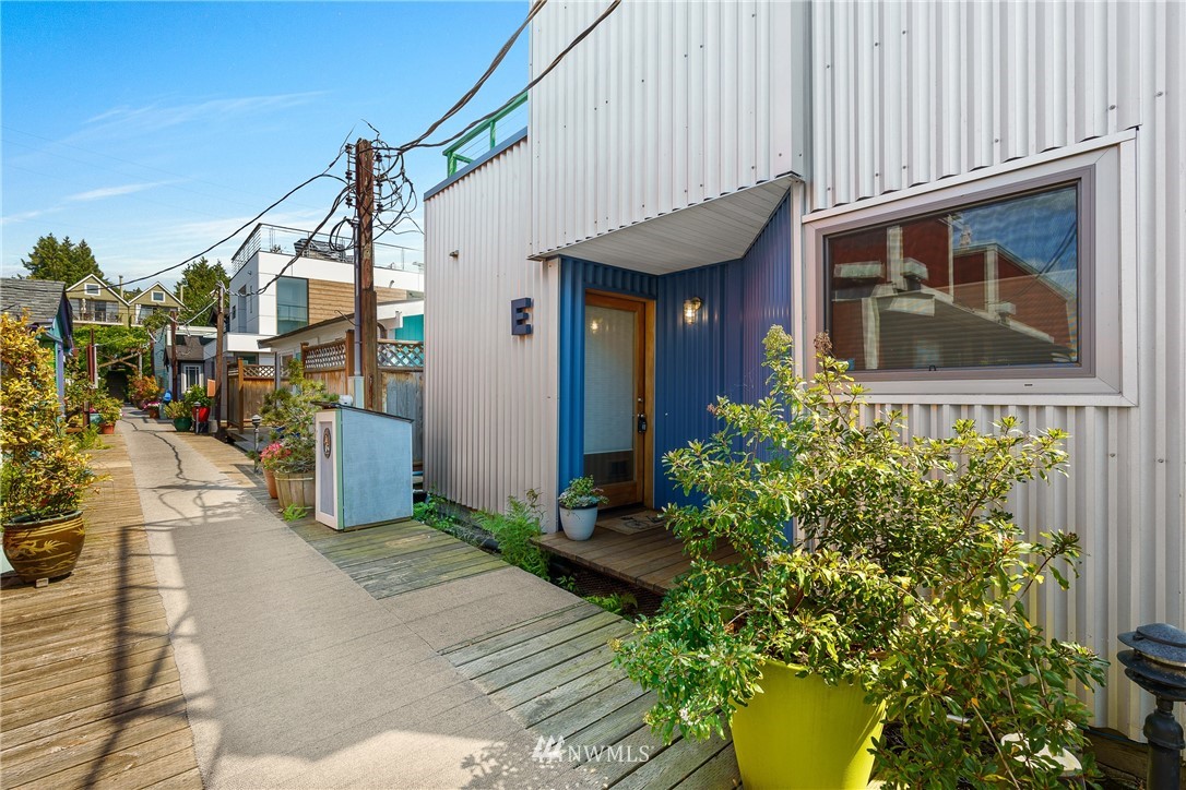 2031 Fairview Avenue East, Unit E Seattle, WA 98102 - Photo 2 of 32 a front view of a house with a yard
