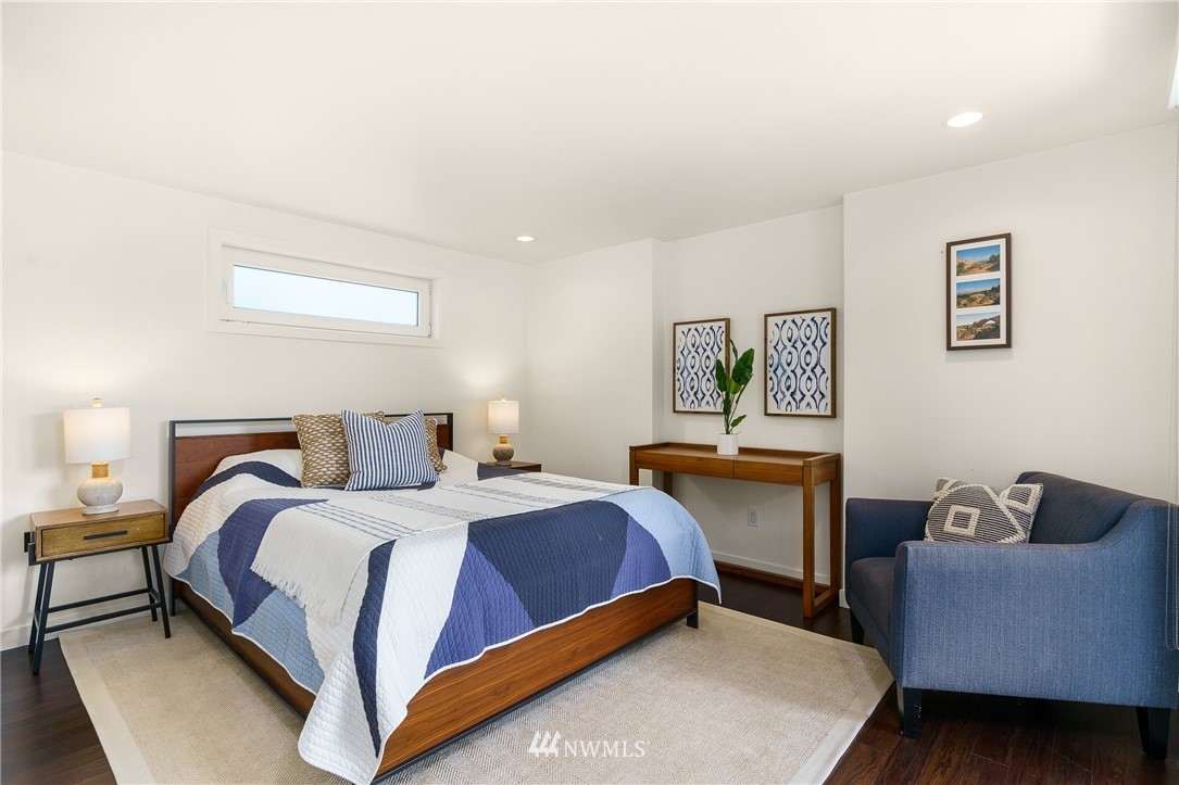 2031 Fairview Avenue East, Unit E Seattle, WA 98102 - Photo 14 of 32 a bedroom with a bed and lamp