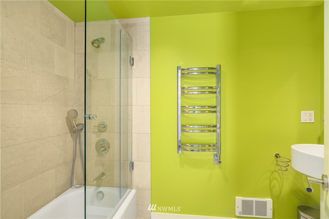 2031 Fairview Avenue East, Unit E Seattle, WA 98102 - Photo 16 of 32 a bathroom with a shower