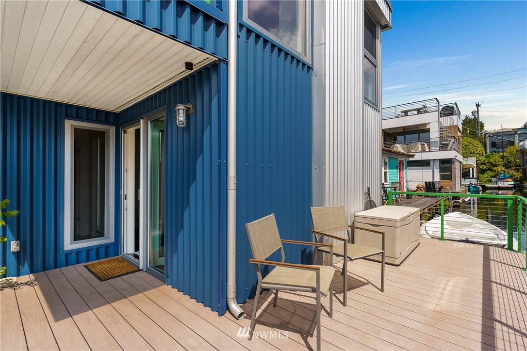 2031 Fairview Avenue East, Unit E Seattle, WA 98102 - Photo 18 of 32 a balcony with chairs and a table