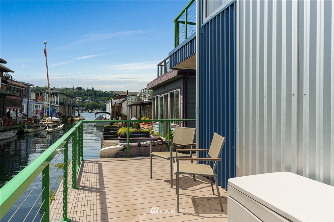 2031 Fairview Avenue East, Unit E Seattle, WA 98102 - Photo 19 of 32 a balcony with wooden floor table and chairs