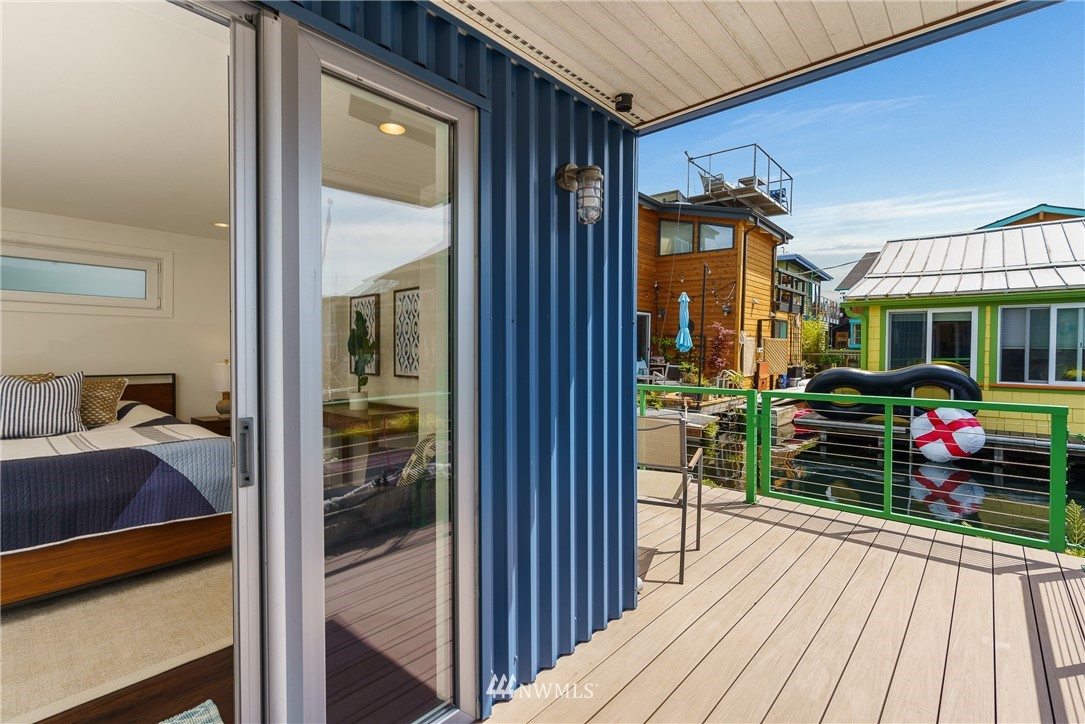 2031 Fairview Avenue East, Unit E Seattle, WA 98102 - Photo 20 of 32 a view of a balcony and front door