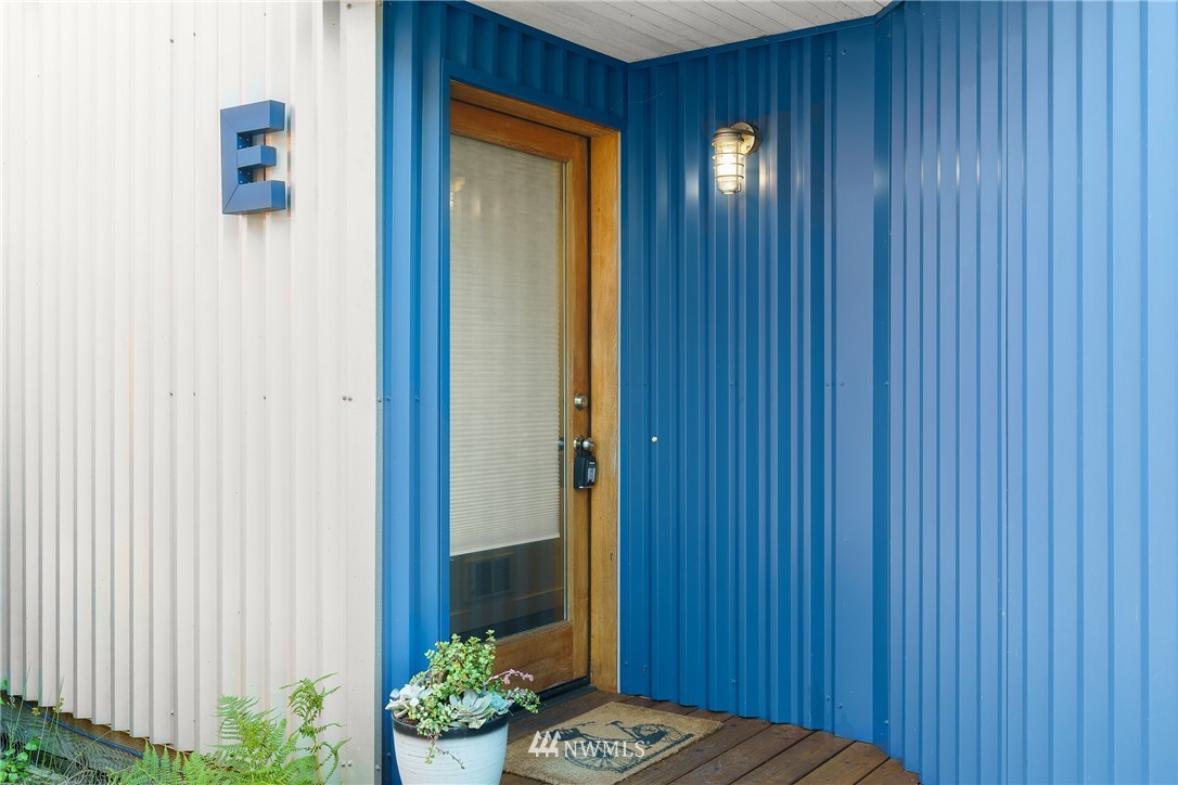 2031 Fairview Avenue East, Unit E Seattle, WA 98102 - Photo 3 of 32 a view of entryway