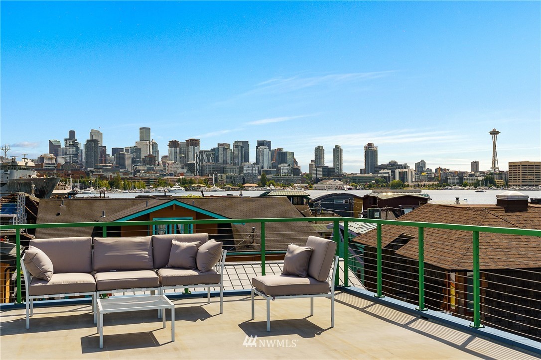 2031 Fairview Avenue East, Unit E Seattle, WA 98102 - Photo 26 of 32 a view of a terrace with chairs