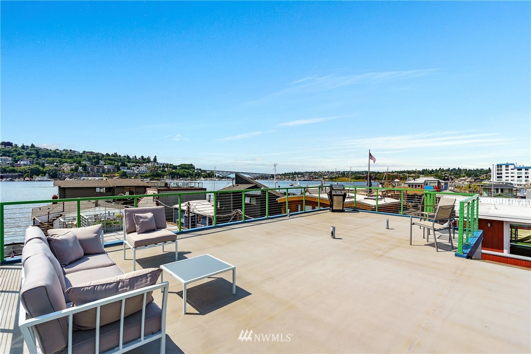 2031 Fairview Avenue East, Unit E Seattle, WA 98102 - Photo 28 of 32 a view of a terrace with furniture