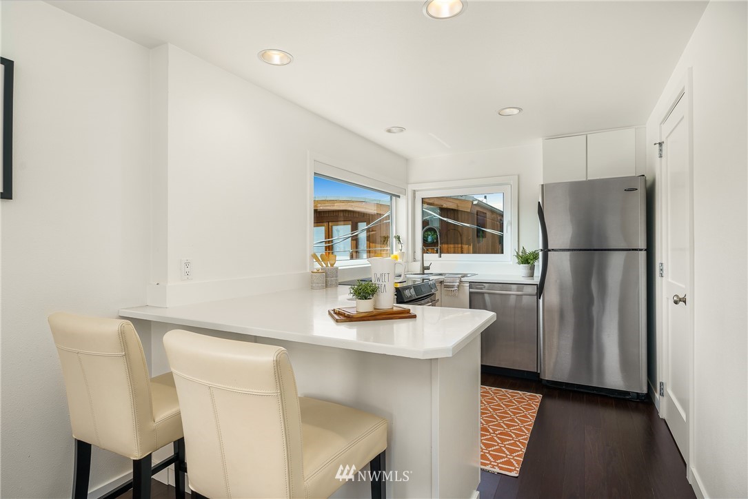 2031 Fairview Avenue East, Unit E Seattle, WA 98102 - Photo 10 of 32 a dining room with a table and chairs