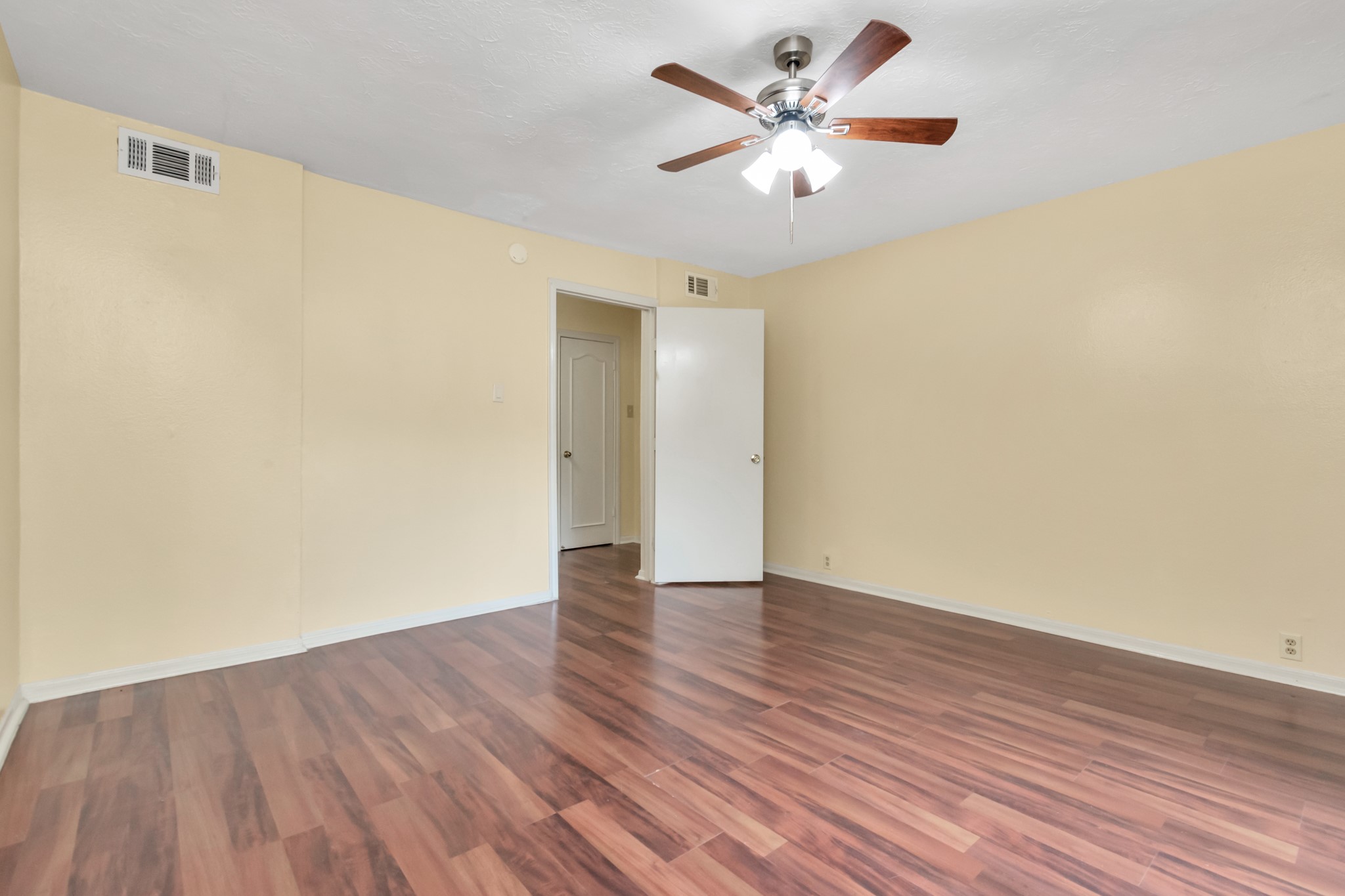 4702 Cashel Circle, Unit B Houston, TX 77069 - Photo 12 of 34 an empty room with wooden floor and a ceiling fan