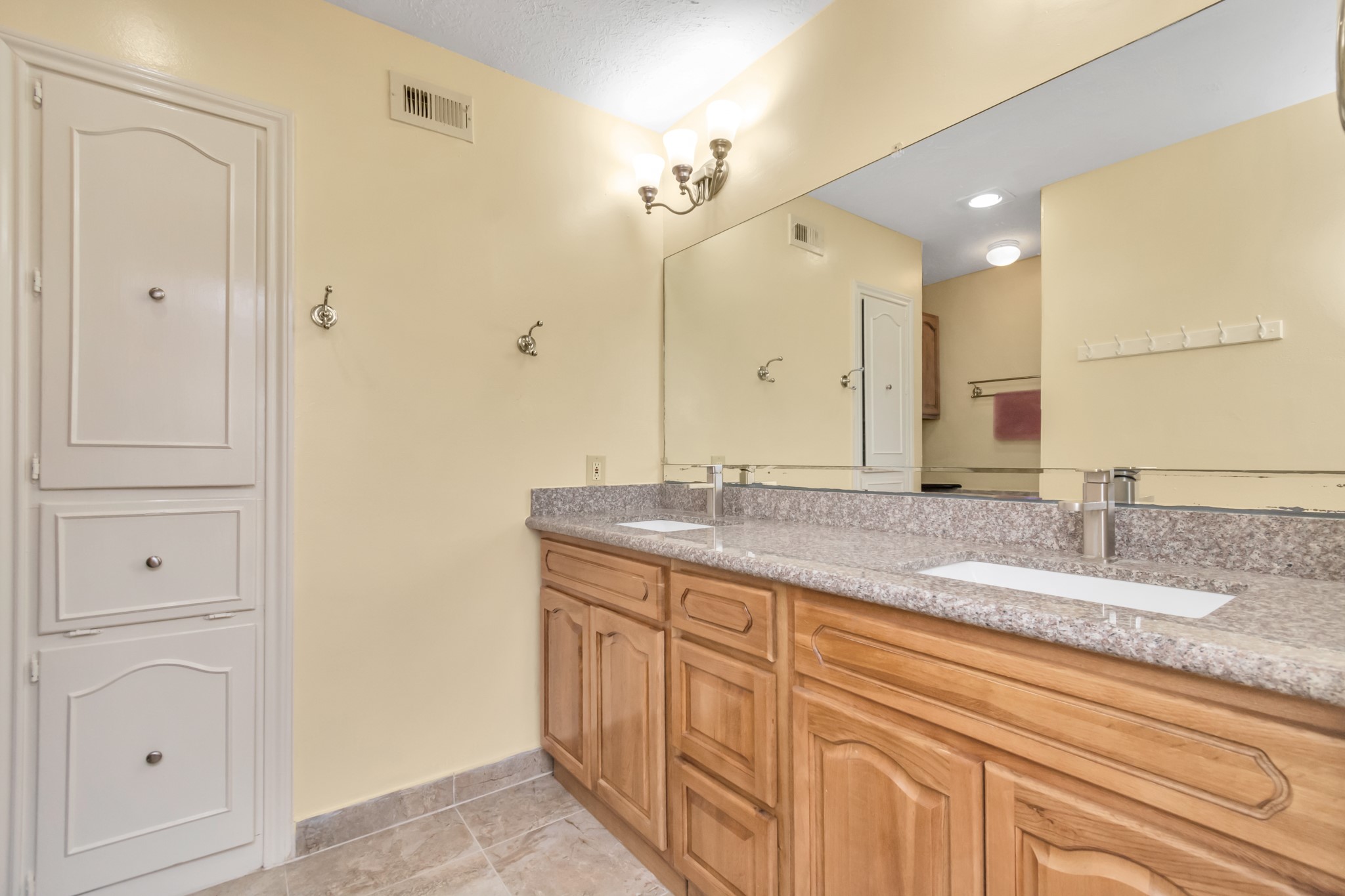 4702 Cashel Circle, Unit B Houston, TX 77069 - Photo 16 of 34 a bathroom with a granite countertop sink double and mirror